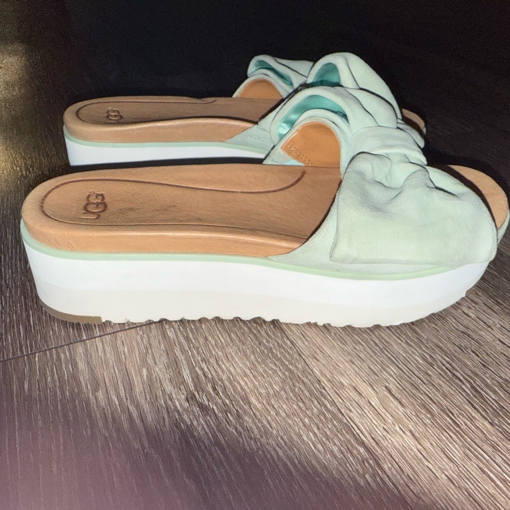 UGG Women’s Size 6.5  Slip-On Platform suede Sneakers Comfortable Casual Shoes